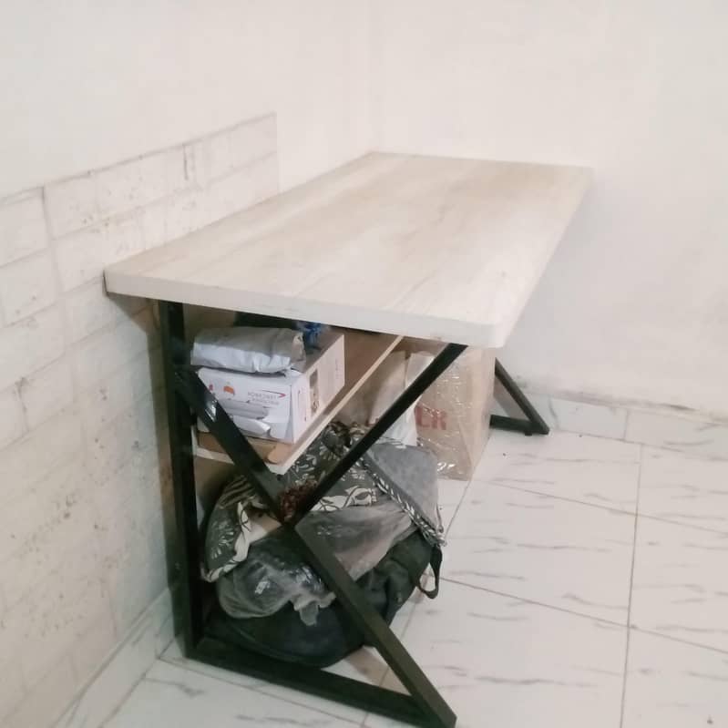 computer table condition new 1 month use 0
