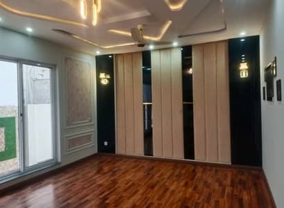 10 Marla House For Grabs In Bahria Town