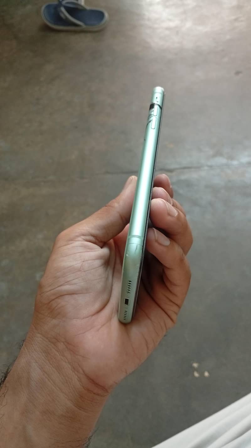 Apple iPhone 11 4