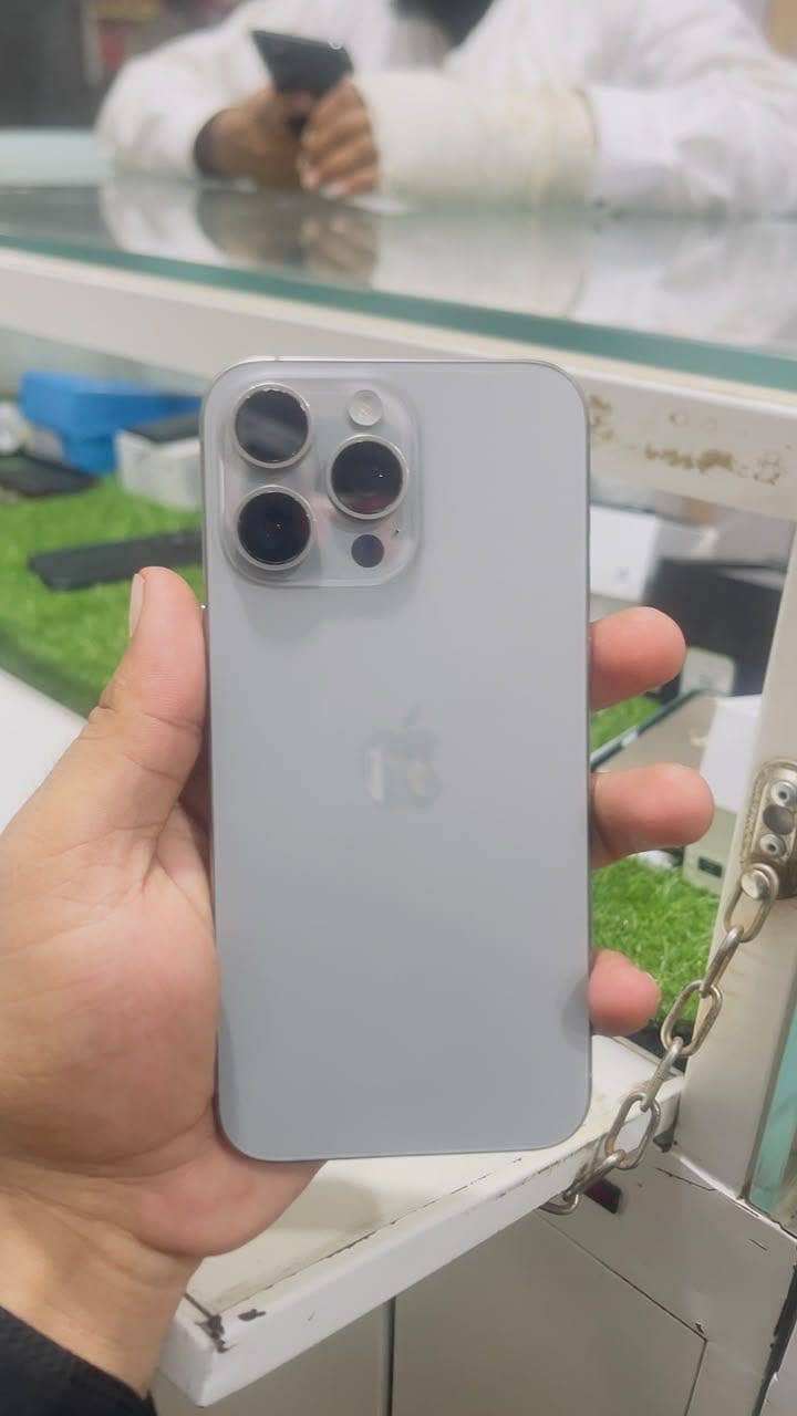 Apple iPhone 15 Pro Max 0