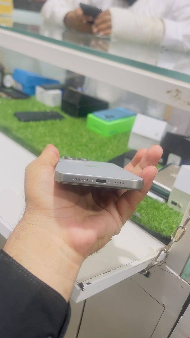 Apple iPhone 15 Pro Max 8