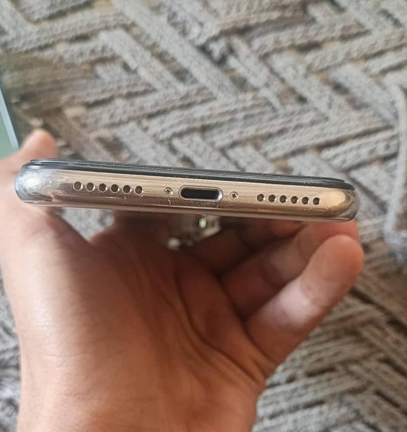 Apple iPhone X 4