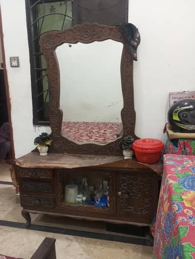 Dressing and Showcase set