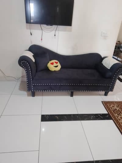 bilkul new hai color mere furniture k sath match nahi. . . .