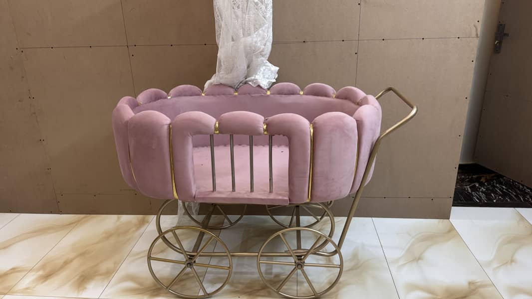 Baby cot. 2
