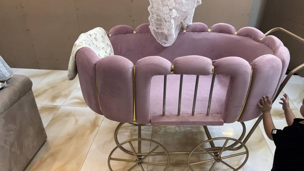 Baby cot. 3