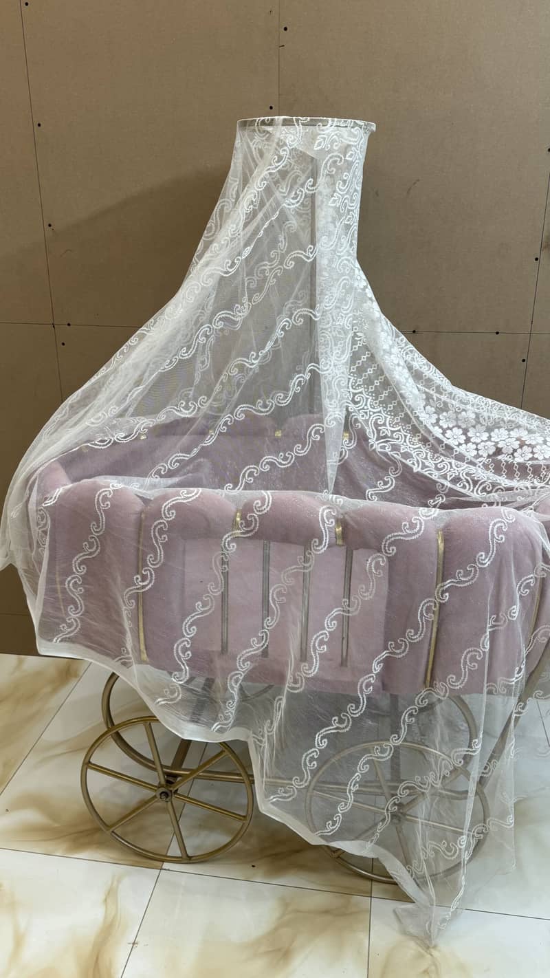 Baby cot. 4