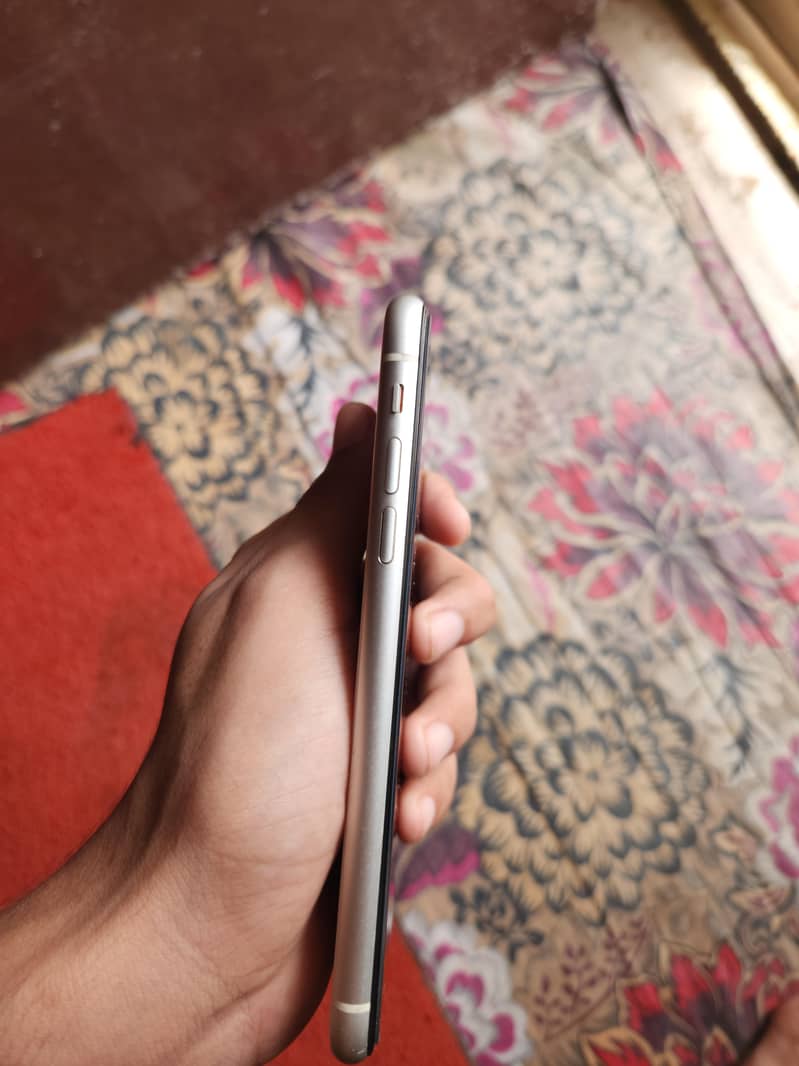Apple iPhone 11 3