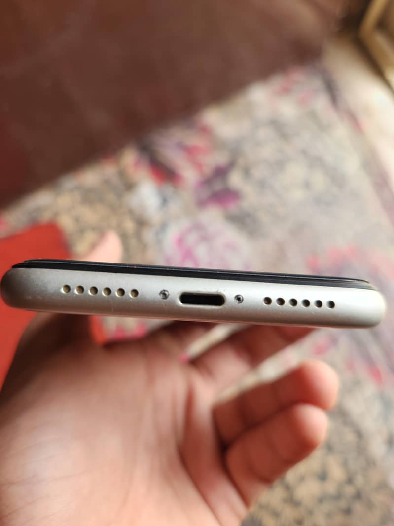 Apple iPhone 11 4