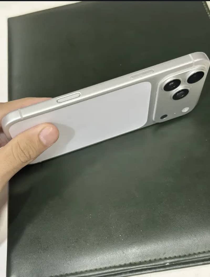 Apple iPhone 17 Pro 1