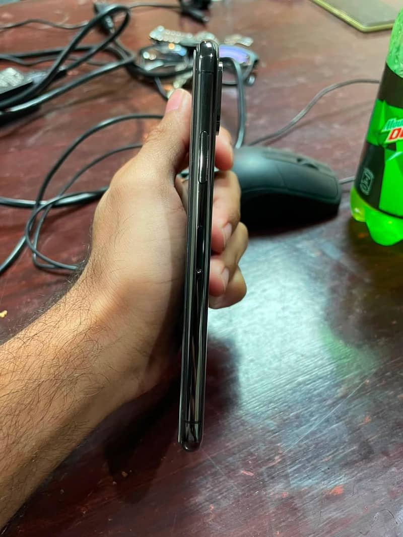 Apple iPhone XS 1