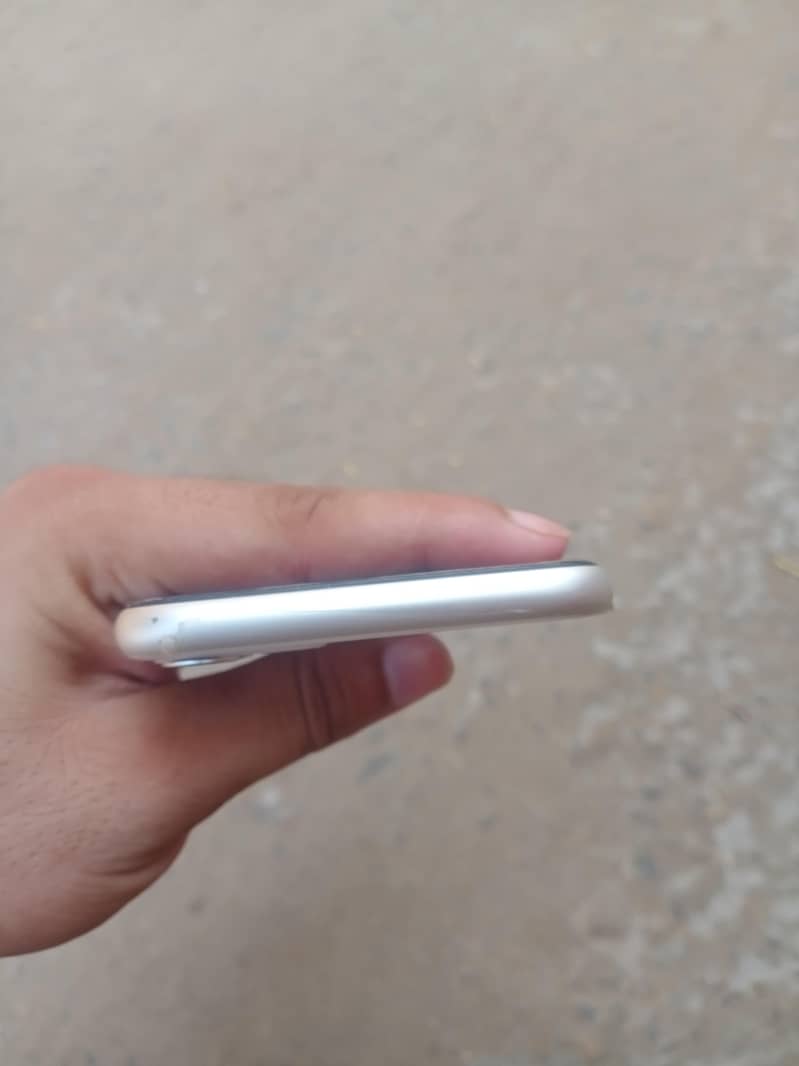 Apple iPhone 11 3