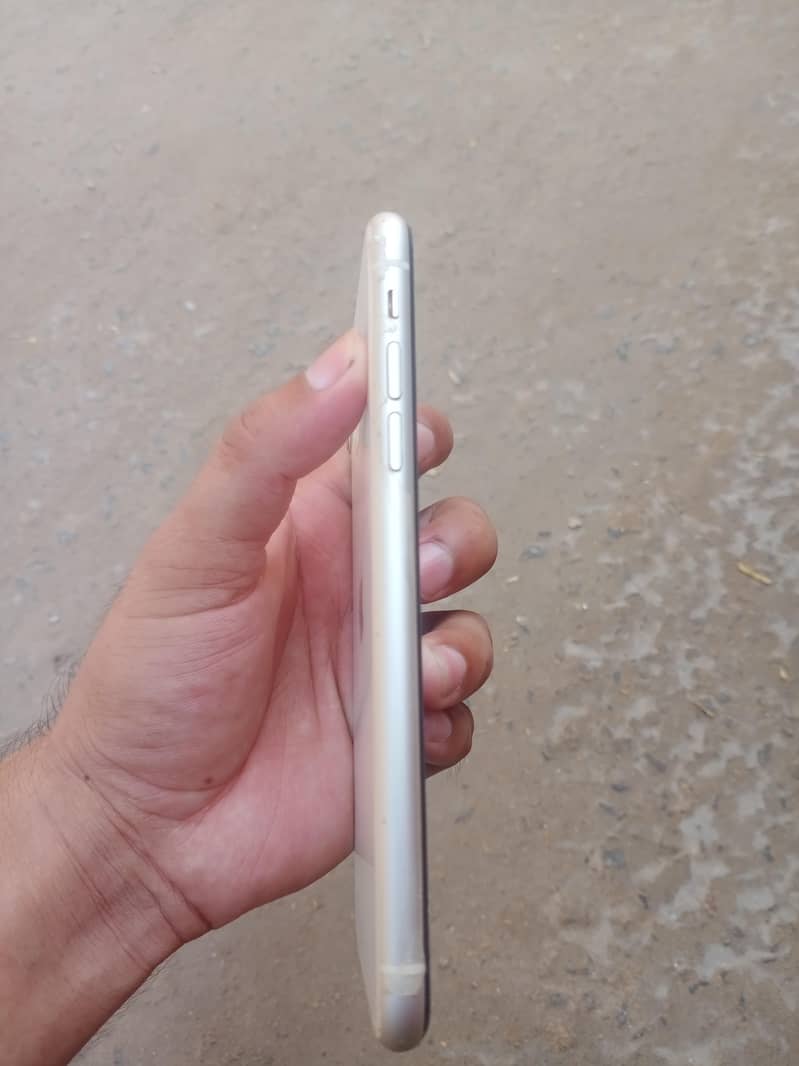 Apple iPhone 11 4