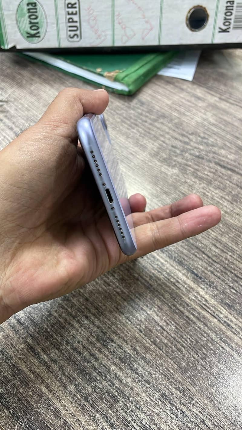 Apple iPhone 11 4