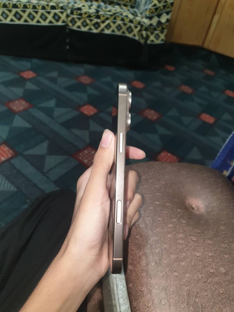 Apple iPhone 16 Pro Max 3