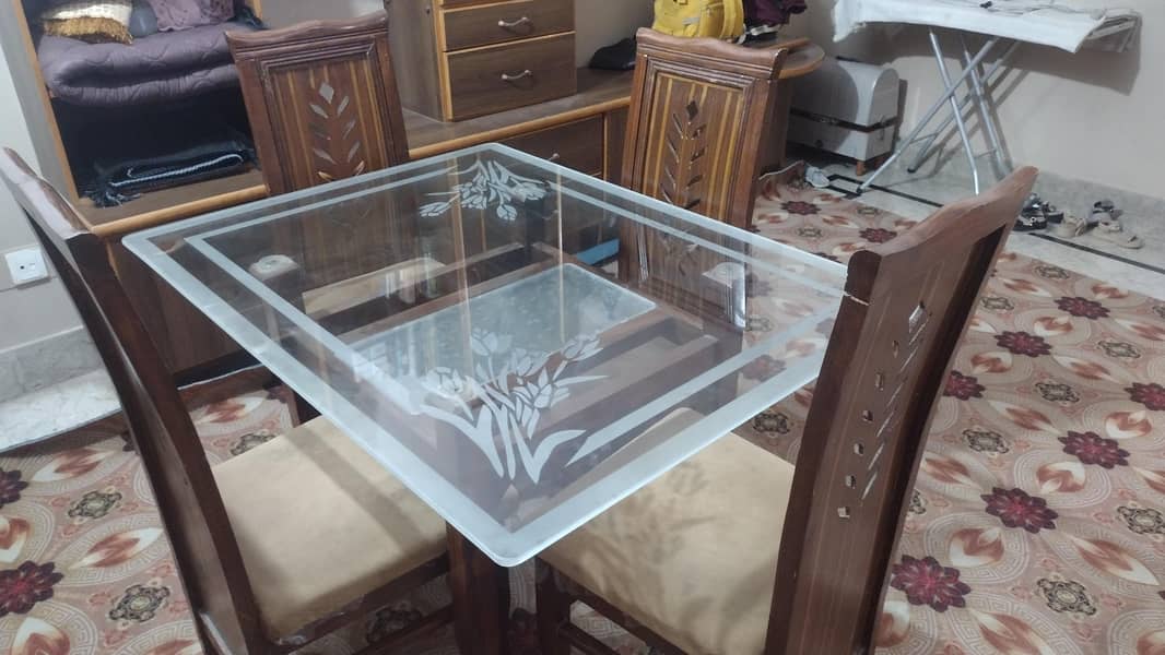 Dining table 0