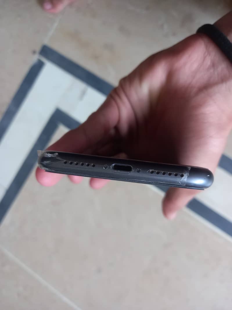 Apple iPhone 11 4