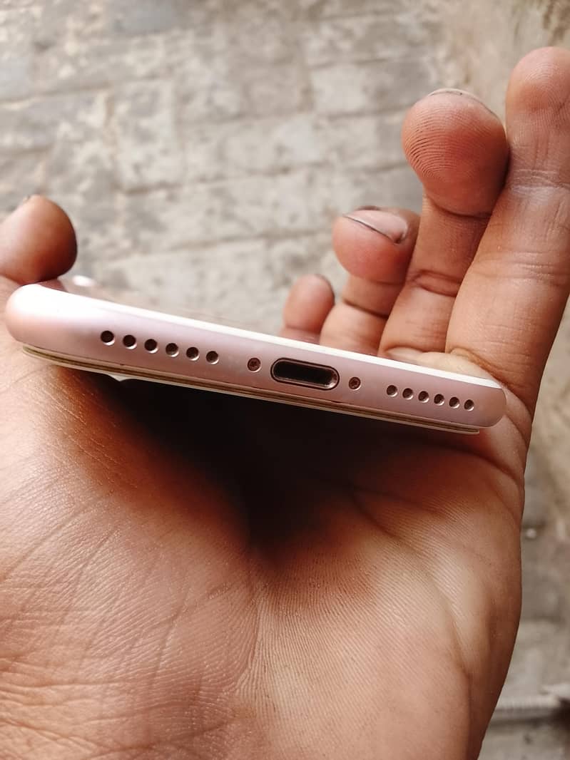 Apple iPhone 7 3