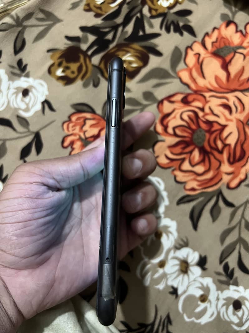 Apple iPhone 11 4