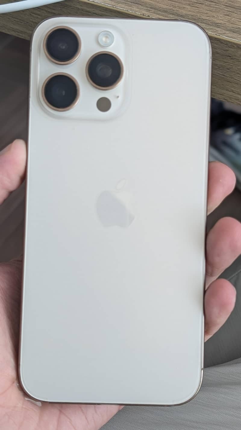 Apple iPhone 16 Pro Max 3