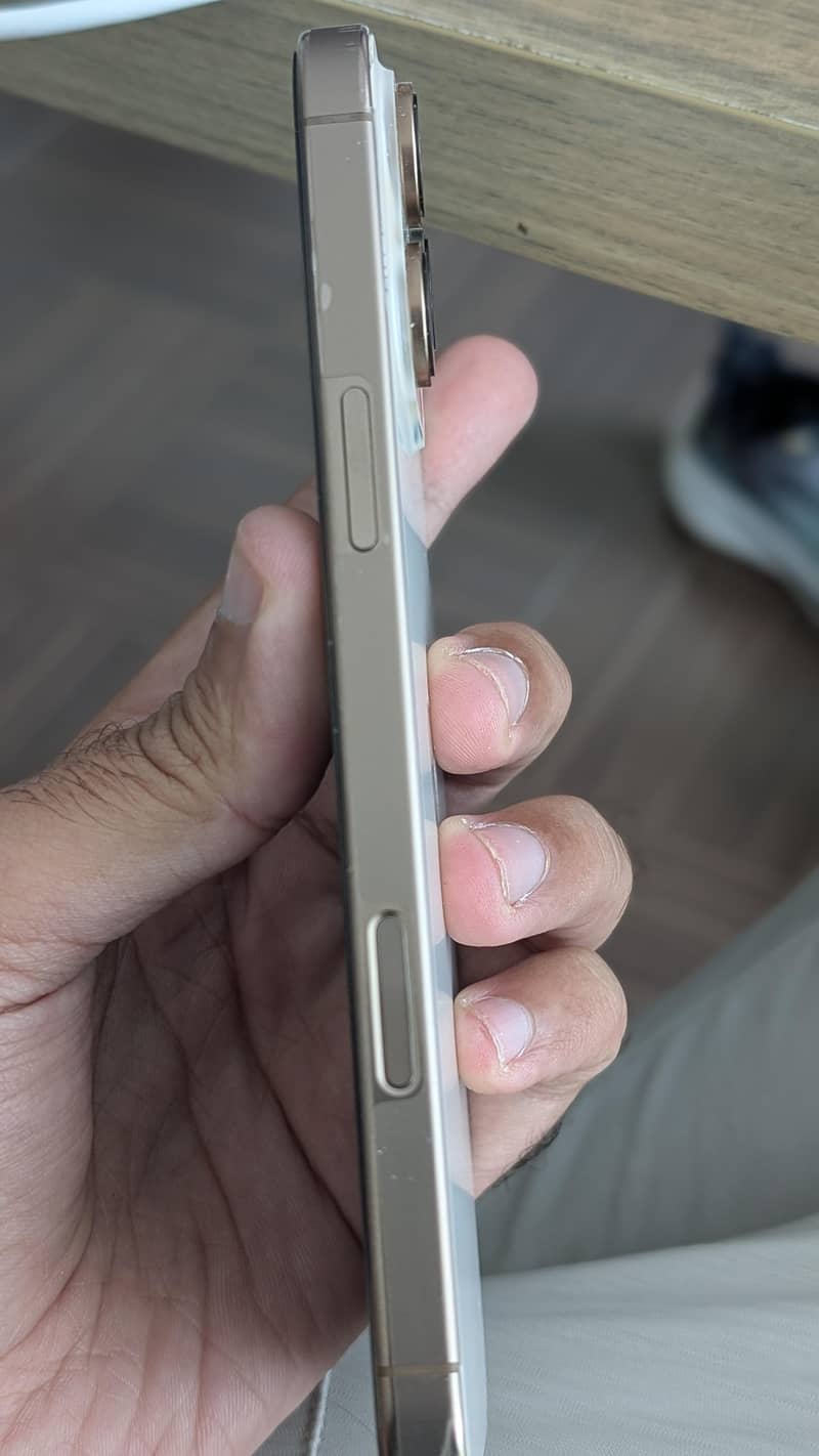 Apple iPhone 16 Pro Max 4