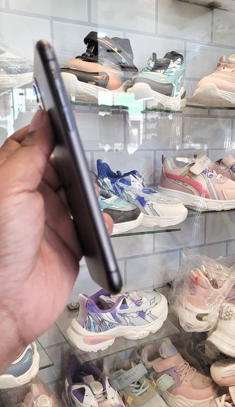 Apple iPhone 11 mint condition 3