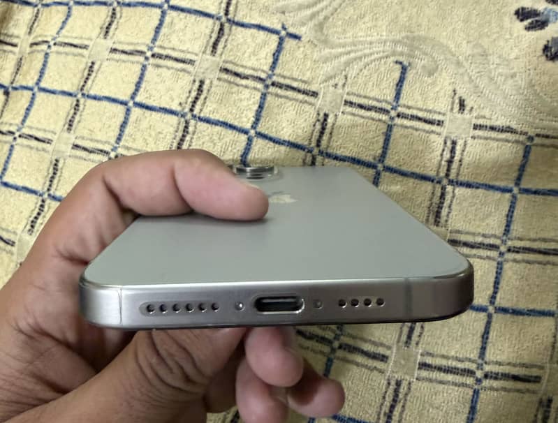 Apple iPhone 15 Pro Max 4