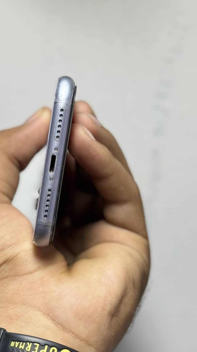 Apple iPhone 11 4