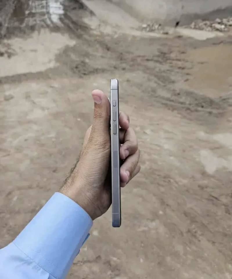 Apple iPhone 15 Pro Max 2