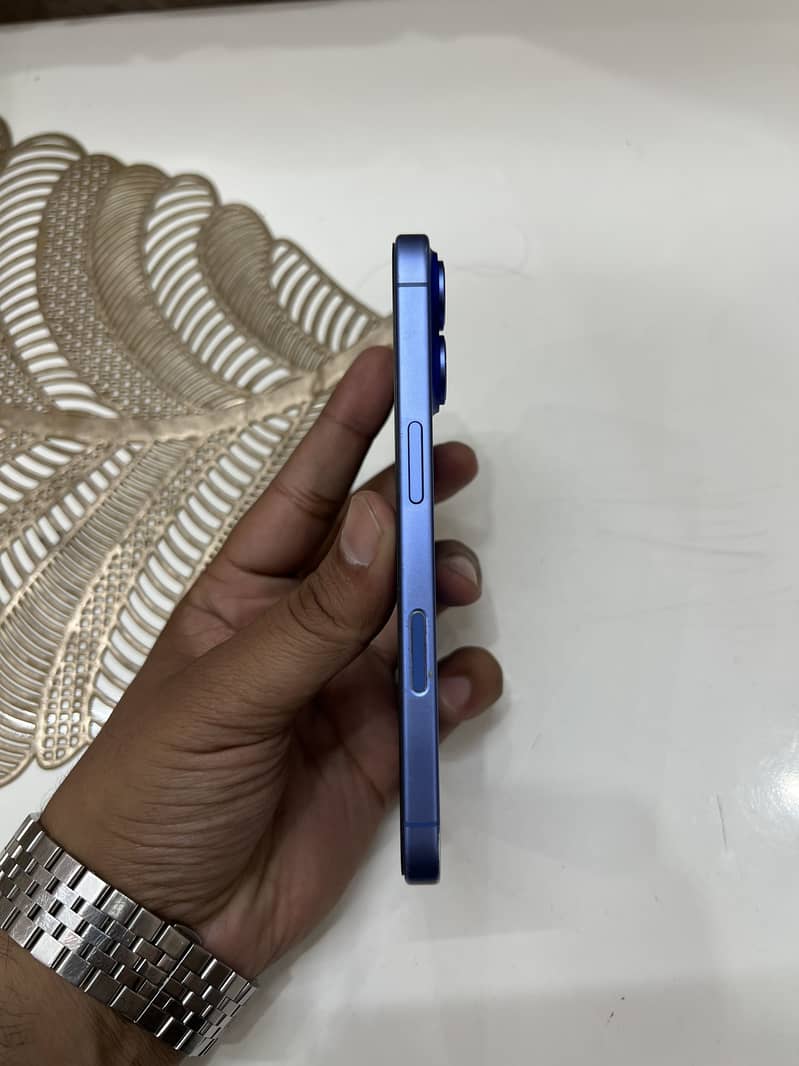 Apple iPhone 16 4