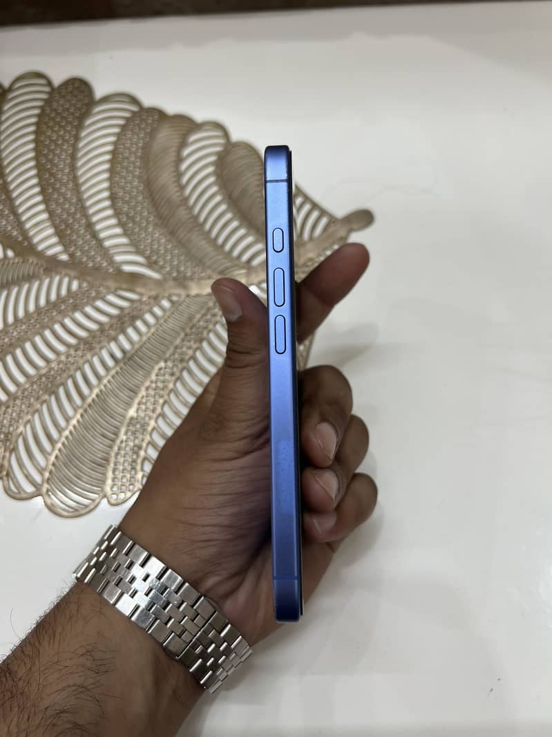 Apple iPhone 16 5