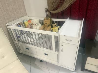 Baby cot in white