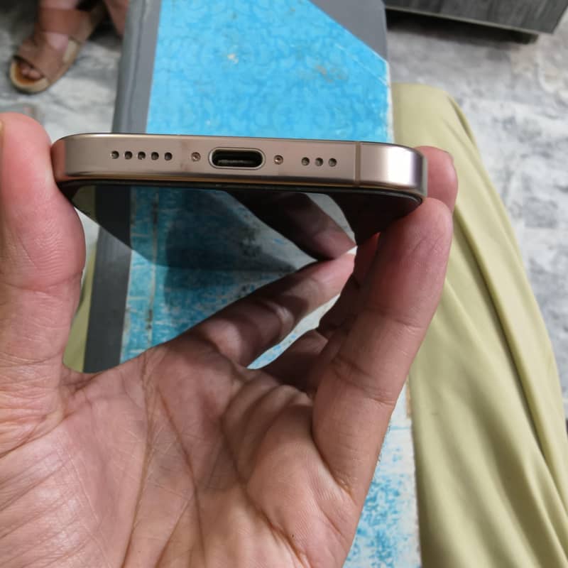 Apple iPhone 16 Pro 2