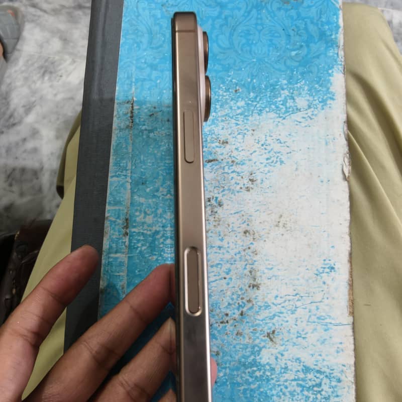 Apple iPhone 16 Pro 4
