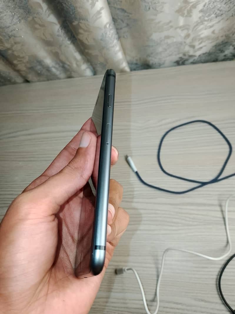 Apple iPhone 8 3