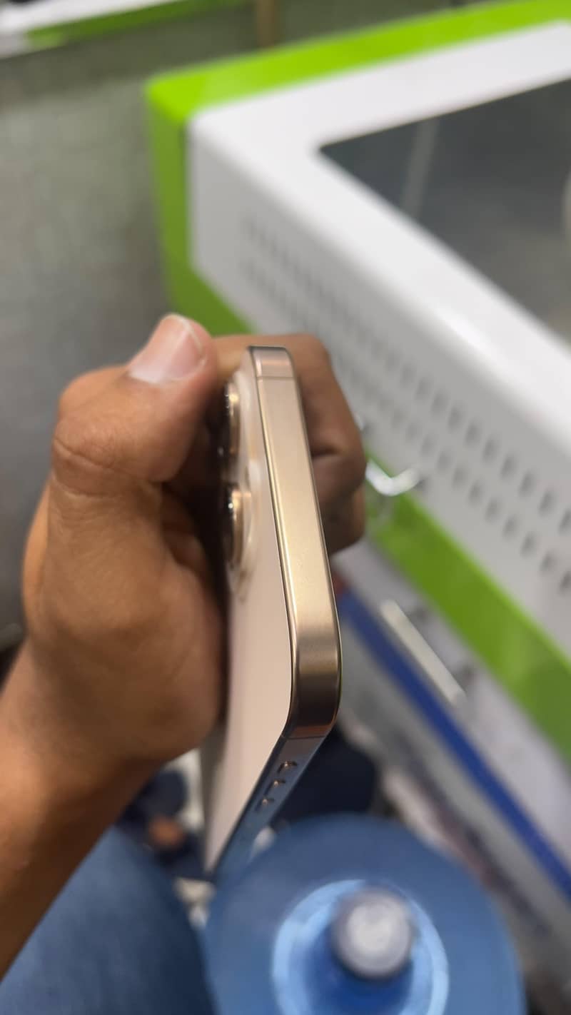 Apple iPhone 16 Pro Max 2