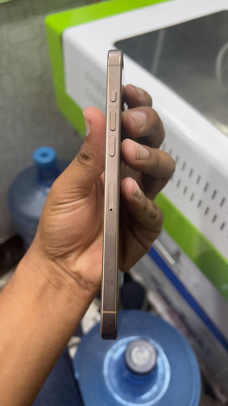 Apple iPhone 16 Pro Max 3