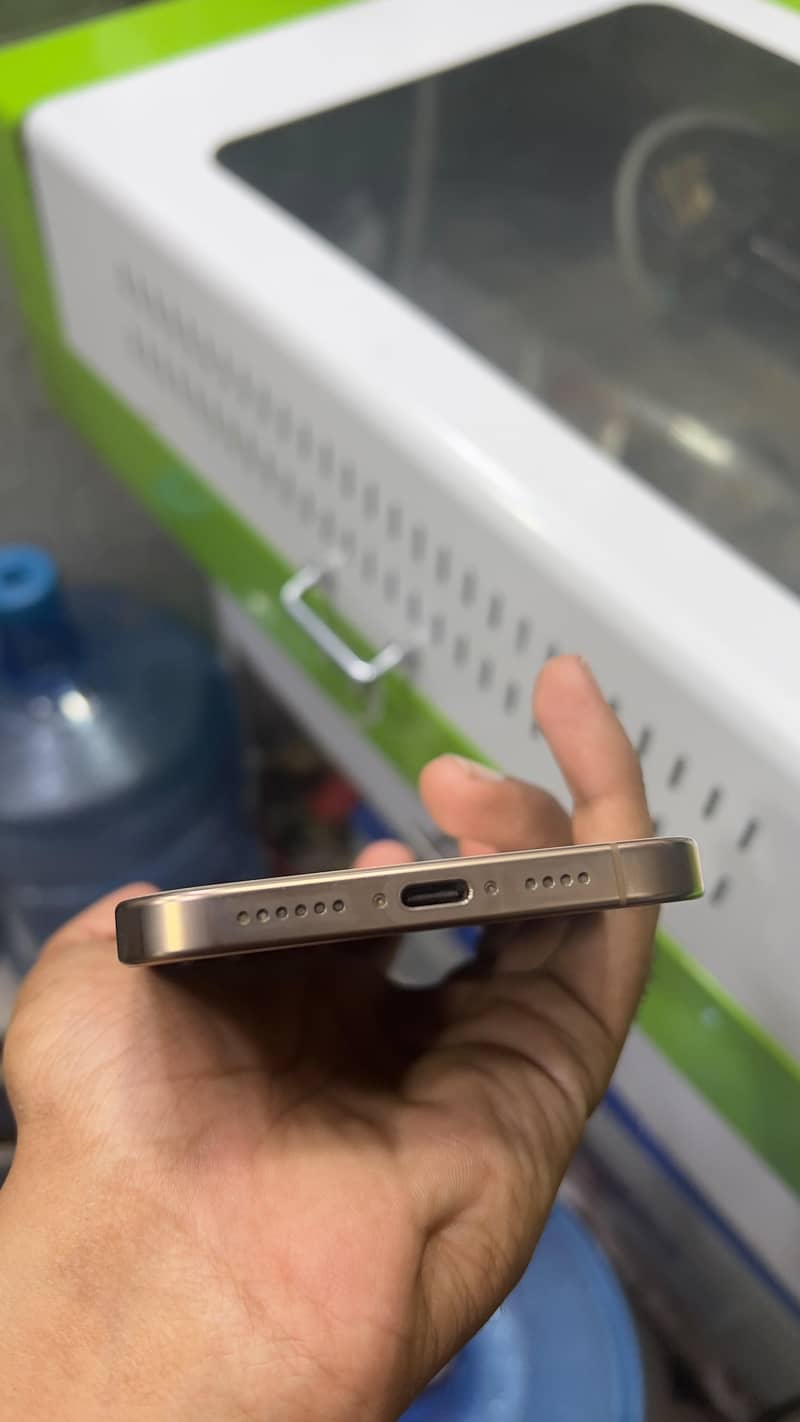 Apple iPhone 16 Pro Max 4