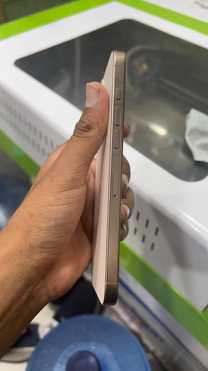 Apple iPhone 16 Pro Max 5