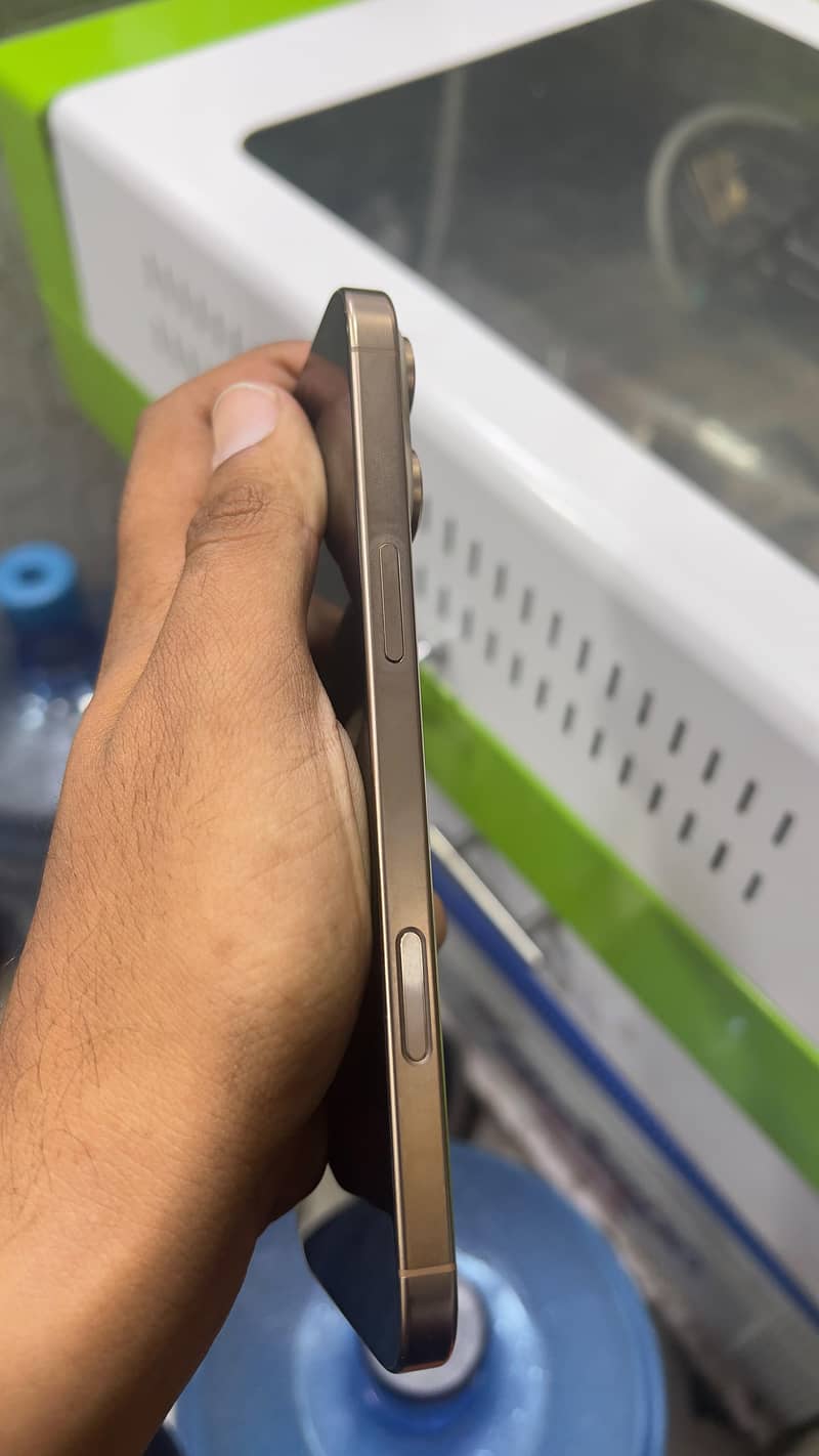 Apple iPhone 16 Pro Max 7