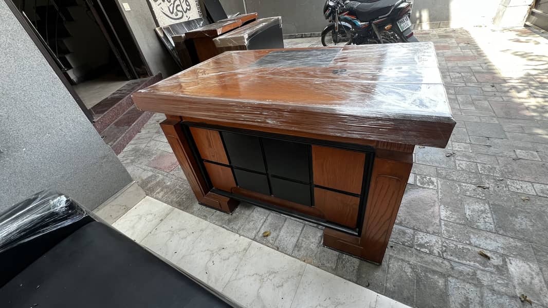 9/10 Condition Office Table almost New 0