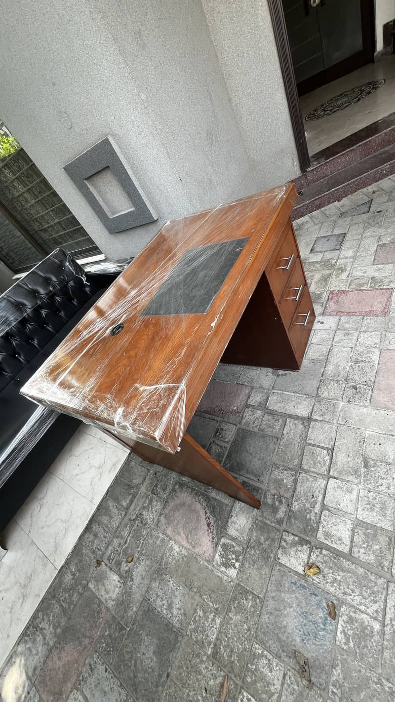 9/10 Condition Office Table almost New 1