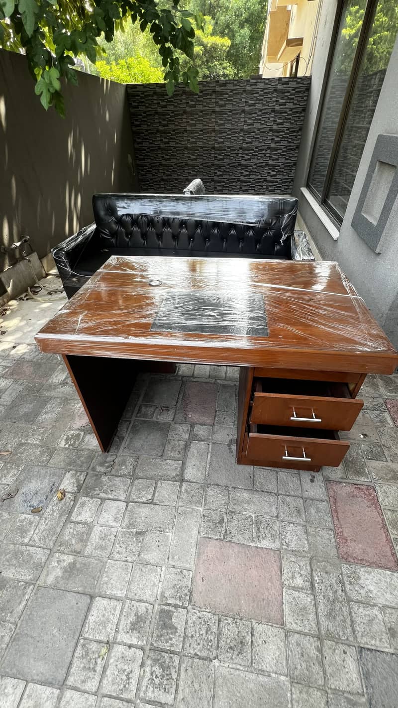 9/10 Condition Office Table almost New 2