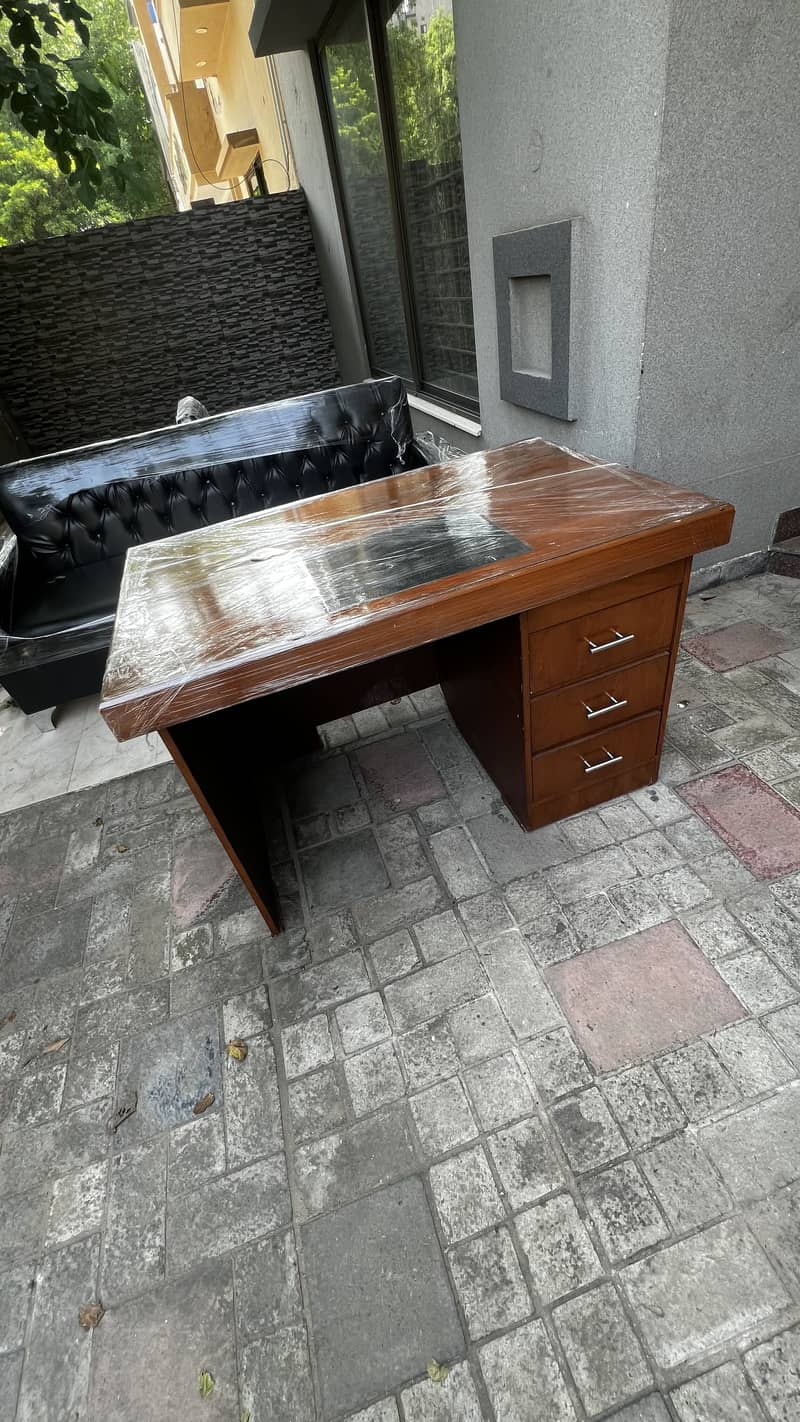 9/10 Condition Office Table almost New 3