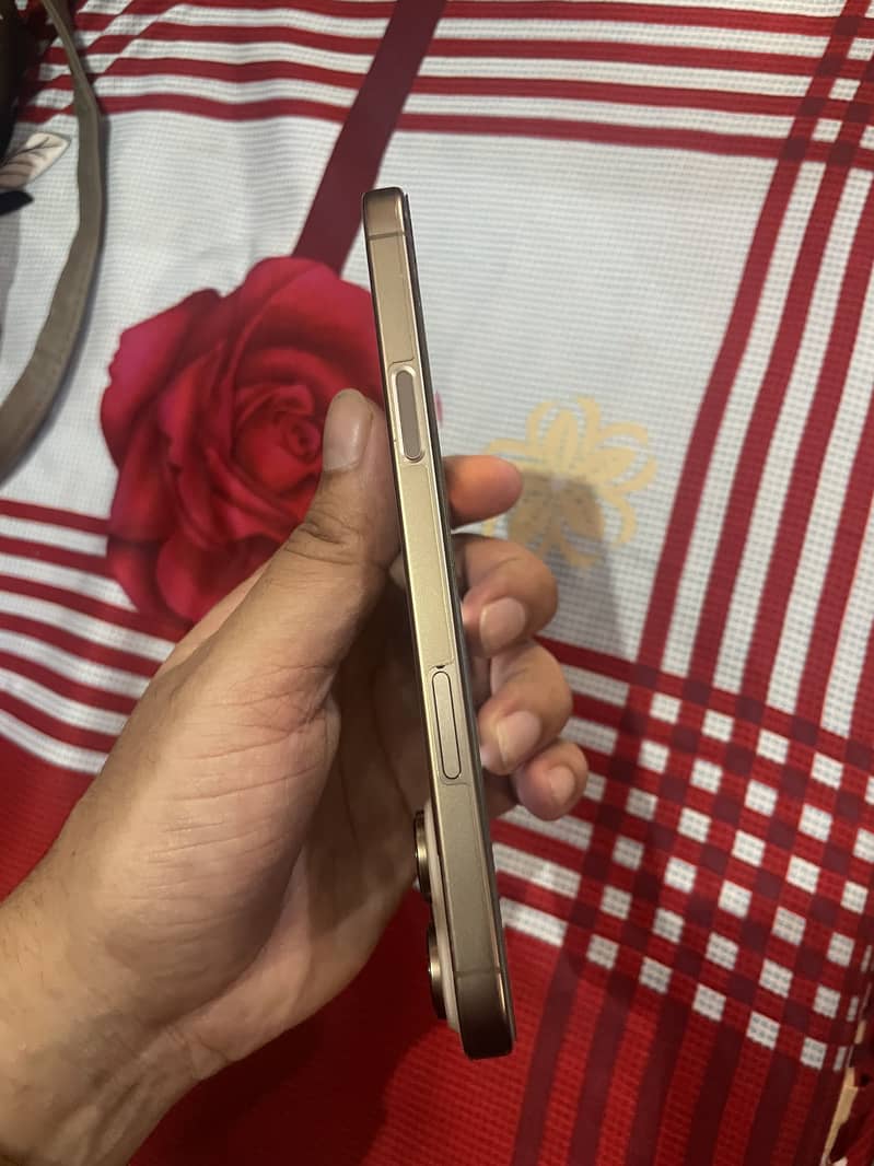 Apple iPhone 16 Pro Max 8