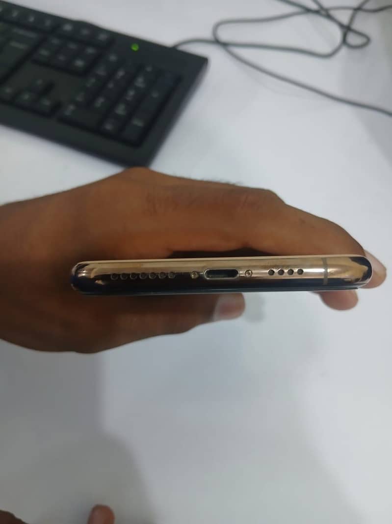 Apple iPhone 11 Pro Max 4