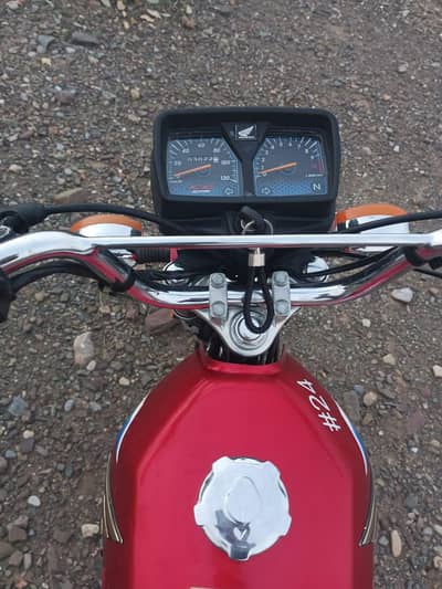 Honda 125 red colour