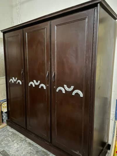 3 doors wooden wadrobe in execllent condition few months used