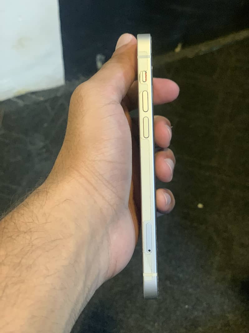 Apple iPhone 12 4