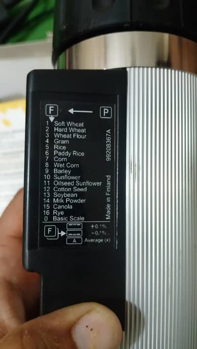 Digital moisture meter